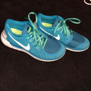 Women blue & green nike free 5.0 tennis shoes sz 8